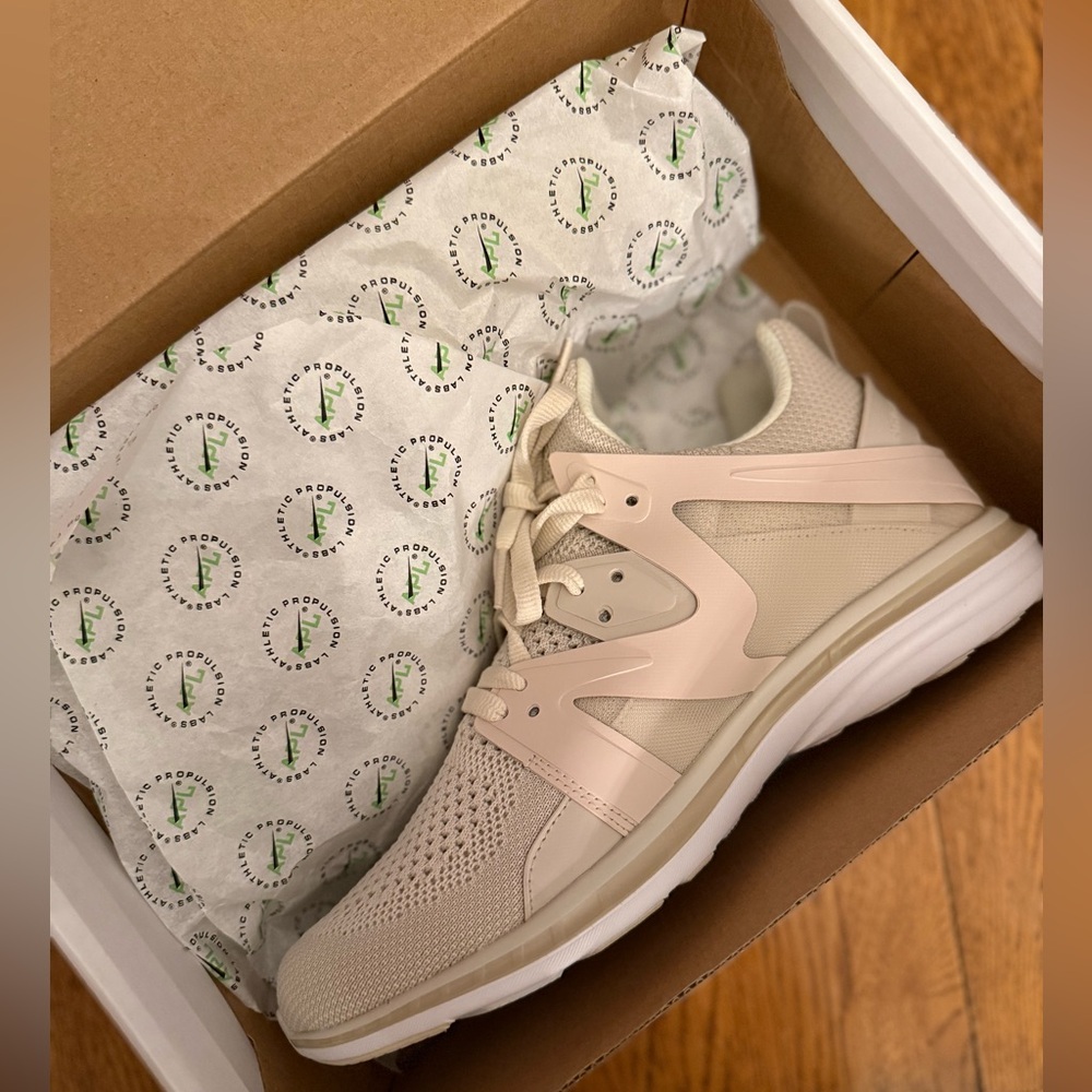 New in Box APL Ascend womens 10.5 tan birch white running shoes